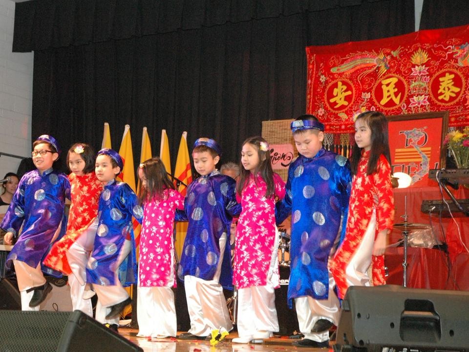Nghĩa Sinh tham dự Tết Ất Mùi ngày 21 tháng 2 năm 2015 tại Hội Trường St. Andrew Church Chicago. Huynh Trưởng Nghĩa Sinh và Chủ Tịch Hội Cao Niên cùng niệm hương trước bàn thờ Quốc Tổ. Hội Tết Ất Mùi do Hội Người Việt tại Illinois tổ chức với Bác sĩ Hoàng Đức Hiền, Chủ Tịch HĐQT.