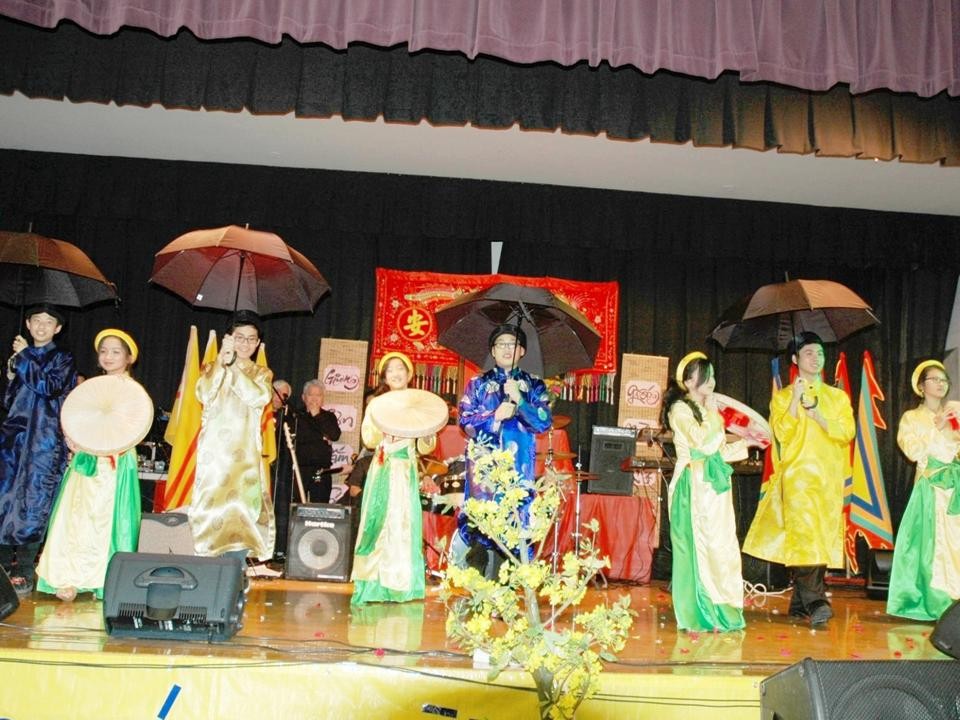 Nghĩa Sinh tham dự Tết Ất Mùi ngày 21 tháng 2 năm 2015 tại Hội Trường St. Andrew Church Chicago. Huynh Trưởng Nghĩa Sinh và Chủ Tịch Hội Cao Niên cùng niệm hương trước bàn thờ Quốc Tổ. Hội Tết Ất Mùi do Hội Người Việt tại Illinois tổ chức với Bác sĩ Hoàng Đức Hiền, Chủ Tịch HĐQT.