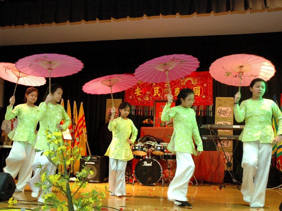 Nghĩa Sinh tham dự Tết Ất Mùi ngày 21 tháng 2 năm 2015 tại Hội Trường St. Andrew Church Chicago. Huynh Trưởng Nghĩa Sinh và Chủ Tịch Hội Cao Niên cùng niệm hương trước bàn thờ Quốc Tổ. Hội Tết Ất Mùi do Hội Người Việt tại Illinois tổ chức với Bác sĩ Hoàng Đức Hiền, Chủ Tịch HĐQT.