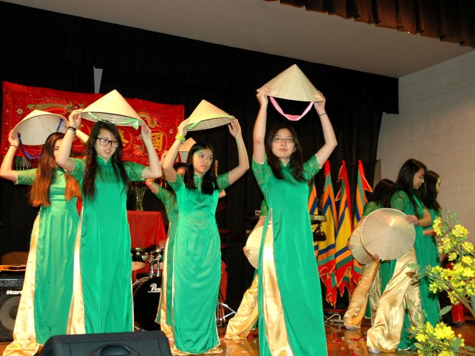 Nghĩa Sinh tham dự Tết Ất Mùi ngày 21 tháng 2 năm 2015 tại Hội Trường St. Andrew Church Chicago. Huynh Trưởng Nghĩa Sinh và Chủ Tịch Hội Cao Niên cùng niệm hương trước bàn thờ Quốc Tổ. Hội Tết Ất Mùi do Hội Người Việt tại Illinois tổ chức với Bác sĩ Hoàng Đức Hiền, Chủ Tịch HĐQT.