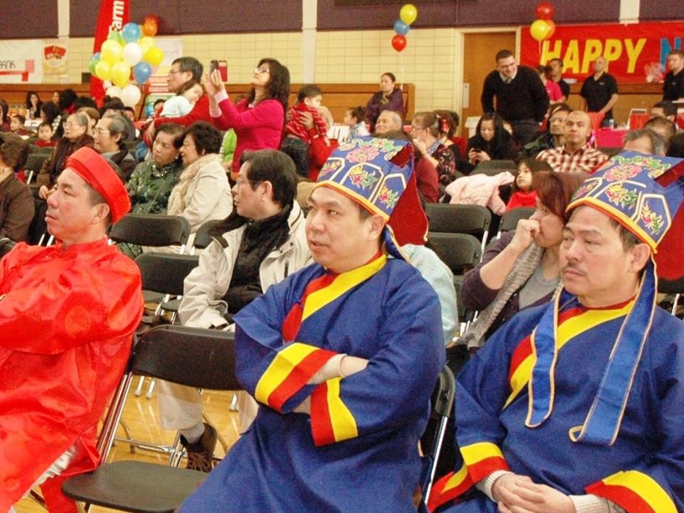 Nghĩa Sinh tham dự Tết Ất Mùi ngày 21 tháng 2 năm 2015 tại Hội Trường St. Andrew Church Chicago. Huynh Trưởng Nghĩa Sinh và Chủ Tịch Hội Cao Niên cùng niệm hương trước bàn thờ Quốc Tổ. Hội Tết Ất Mùi do Hội Người Việt tại Illinois tổ chức với Bác sĩ Hoàng Đức Hiền, Chủ Tịch HĐQT.