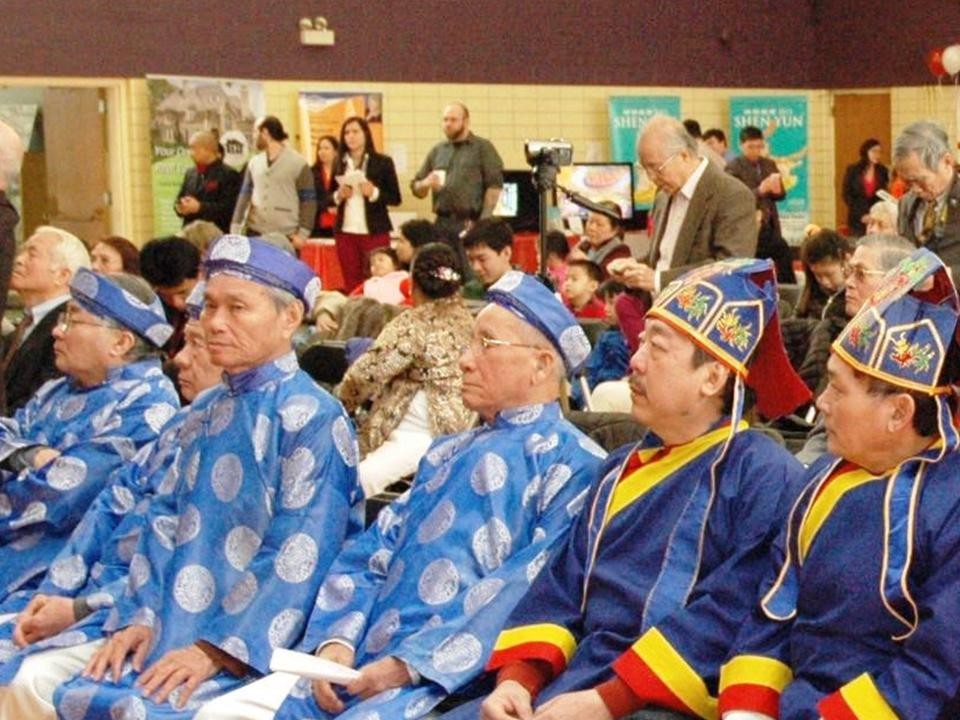 Nghĩa Sinh tham dự Tết Ất Mùi ngày 21 tháng 2 năm 2015 tại Hội Trường St. Andrew Church Chicago. Huynh Trưởng Nghĩa Sinh và Chủ Tịch Hội Cao Niên cùng niệm hương trước bàn thờ Quốc Tổ. Hội Tết Ất Mùi do Hội Người Việt tại Illinois tổ chức với Bác sĩ Hoàng Đức Hiền, Chủ Tịch HĐQT.