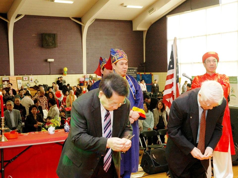 Nghĩa Sinh tham dự Tết Ất Mùi ngày 21 tháng 2 năm 2015 tại Hội Trường St. Andrew Church Chicago. Huynh Trưởng Nghĩa Sinh và Chủ Tịch Hội Cao Niên cùng niệm hương trước bàn thờ Quốc Tổ. Hội Tết Ất Mùi do Hội Người Việt tại Illinois tổ chức với Bác sĩ Hoàng Đức Hiền, Chủ Tịch HĐQT.