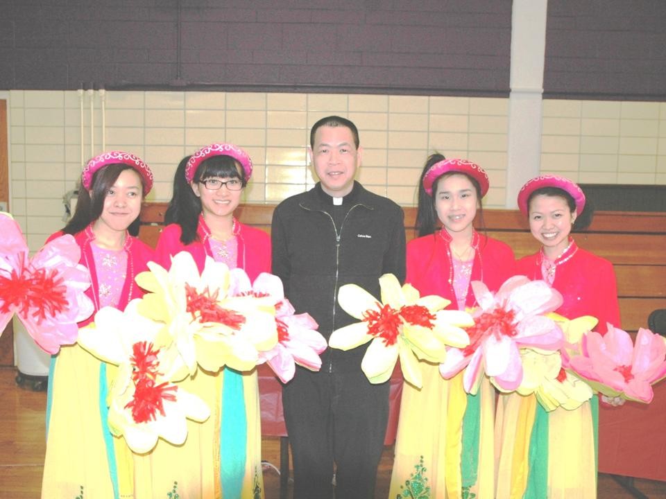 Nghĩa Sinh tham dự Tết Ất Mùi ngày 21 tháng 2 năm 2015 tại Hội Trường St. Andrew Church Chicago. Huynh Trưởng Nghĩa Sinh và Chủ Tịch Hội Cao Niên cùng niệm hương trước bàn thờ Quốc Tổ. Hội Tết Ất Mùi do Hội Người Việt tại Illinois tổ chức với Bác sĩ Hoàng Đức Hiền, Chủ Tịch HĐQT.