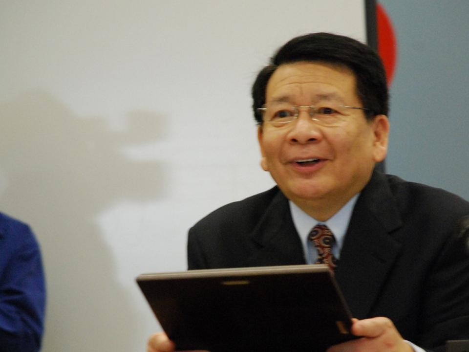 Huynh Trưởng Nghĩa Sinh nói chuyện với những thành viên nhận Giải thưởng Thanh Niên Ưu Tú thuộc 9 quốc gia Á Châu về học thức, phẩm hạnh, phục vụ và lãnh đạo tại Chicago ngày 28/02/2015.