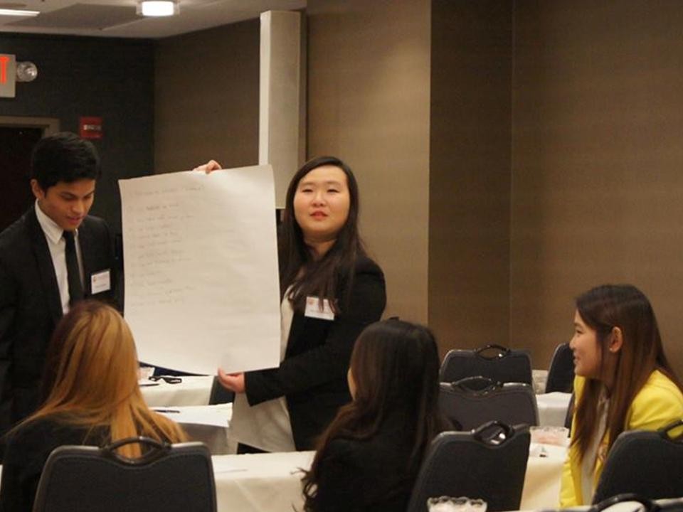 Huynh Trưởng Nghĩa Sinh nói chuyện với những thành viên nhận Giải thưởng Thanh Niên Ưu Tú thuộc 9 quốc gia Á Châu về học thức, phẩm hạnh, phục vụ và lãnh đạo tại Chicago ngày 28/02/2015.