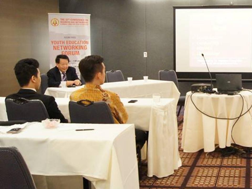 Huynh Trưởng Nghĩa Sinh nói chuyện với những thành viên nhận Giải thưởng Thanh Niên Ưu Tú thuộc 9 quốc gia Á Châu về học thức, phẩm hạnh, phục vụ và lãnh đạo tại Chicago ngày 28/02/2015.