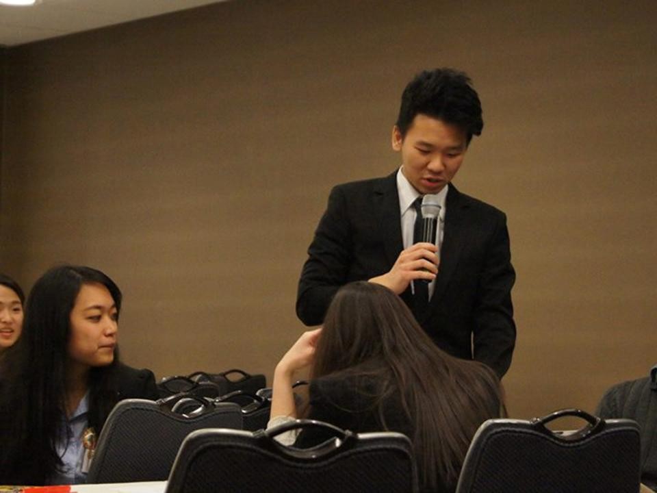 Huynh Trưởng Nghĩa Sinh nói chuyện với những thành viên nhận Giải thưởng Thanh Niên Ưu Tú thuộc 9 quốc gia Á Châu về học thức, phẩm hạnh, phục vụ và lãnh đạo tại Chicago ngày 28/02/2015.