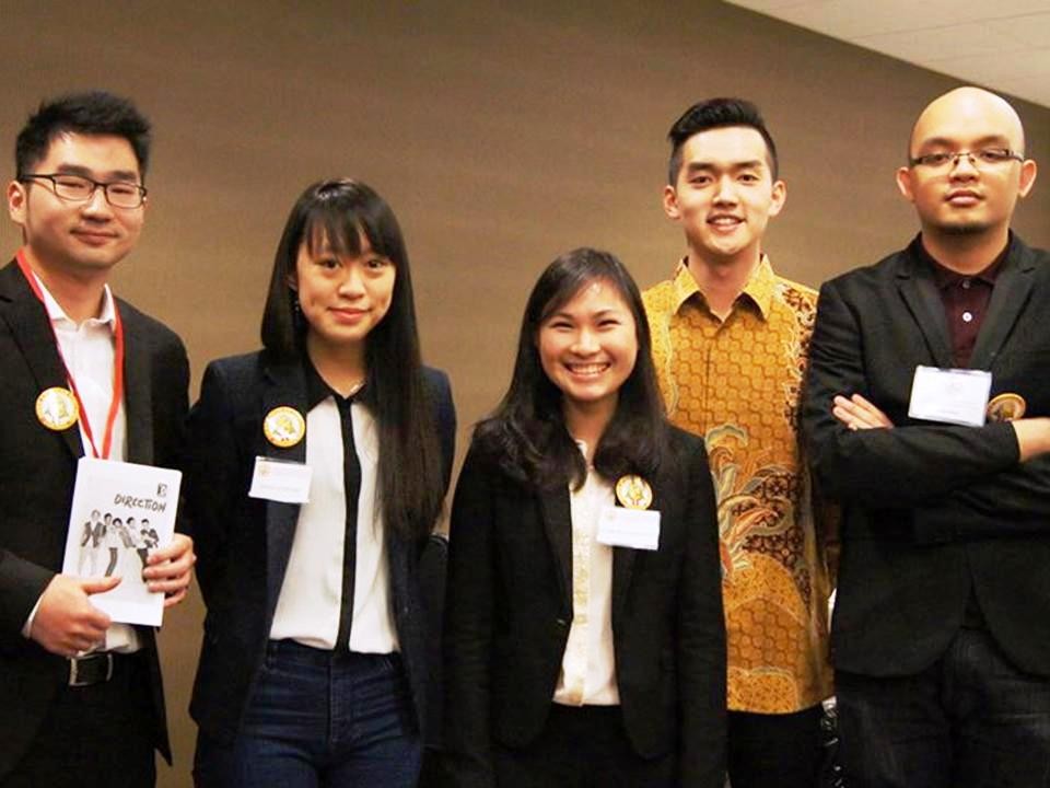 Huynh Trưởng Nghĩa Sinh nói chuyện với những thành viên nhận Giải thưởng Thanh Niên Ưu Tú thuộc 9 quốc gia Á Châu về học thức, phẩm hạnh, phục vụ và lãnh đạo tại Chicago ngày 28/02/2015.