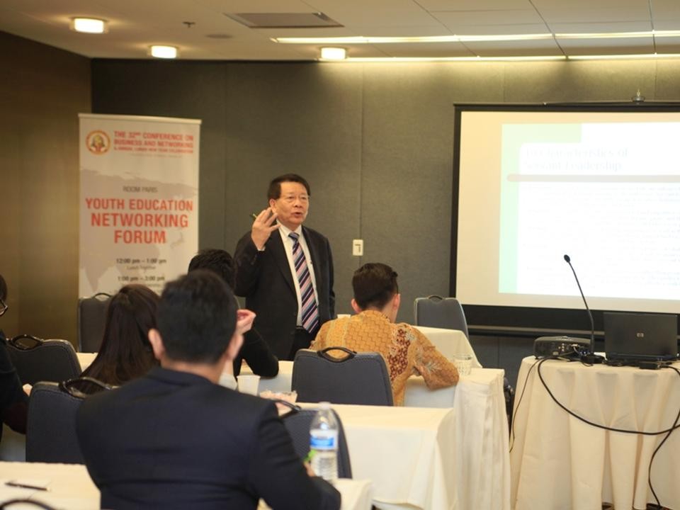 Huynh Trưởng Nghĩa Sinh nói chuyện với những thành viên nhận Giải thưởng Thanh Niên Ưu Tú thuộc 9 quốc gia Á Châu về học thức, phẩm hạnh, phục vụ và lãnh đạo tại Chicago ngày 28/02/2015.