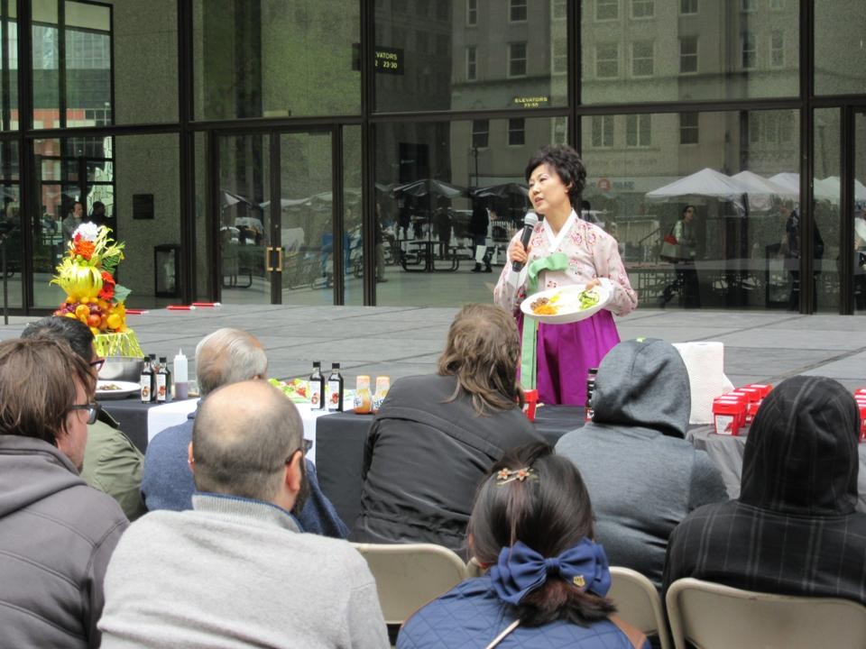 Lễ hội Văn hóa Á châu từ ngày 18 đến 22 tháng 5 năm 2015 tại Chicago. Huynh Trưởng Nghĩa Sinh trao bằng tưởng thưởng cho đại diện cộng đồng Nam Dương.