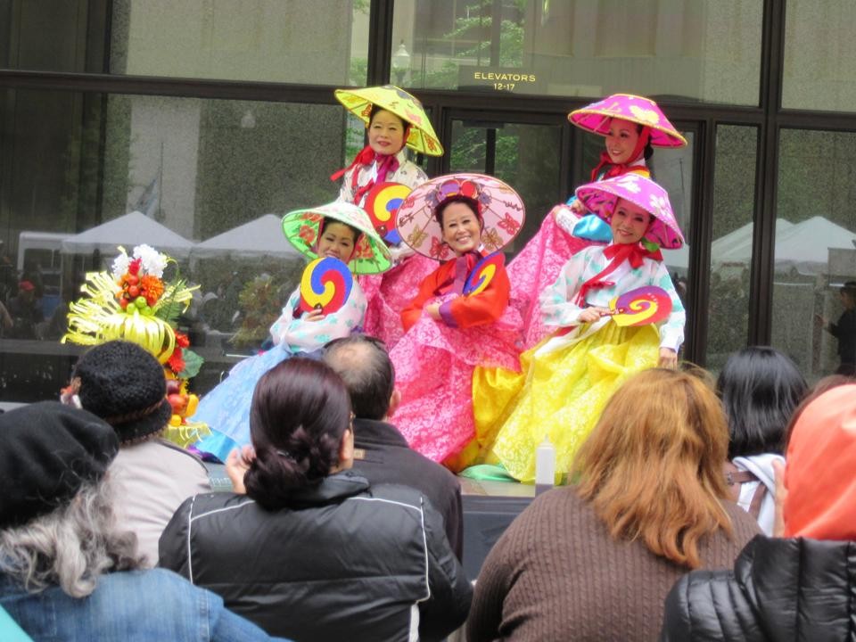 Lễ hội Văn hóa Á châu từ ngày 18 đến 22 tháng 5 năm 2015 tại Chicago. Huynh Trưởng Nghĩa Sinh trao bằng tưởng thưởng cho đại diện cộng đồng Nam Dương.