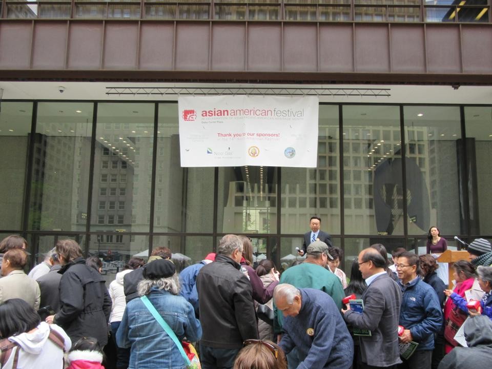 Lễ hội Văn hóa Á châu từ ngày 18 đến 22 tháng 5 năm 2015 tại Chicago. Huynh Trưởng Nghĩa Sinh trao bằng tưởng thưởng cho đại diện cộng đồng Nam Dương.