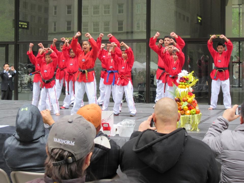 Lễ hội Văn hóa Á châu từ ngày 18 đến 22 tháng 5 năm 2015 tại Chicago. Huynh Trưởng Nghĩa Sinh trao bằng tưởng thưởng cho đại diện cộng đồng Nam Dương.
