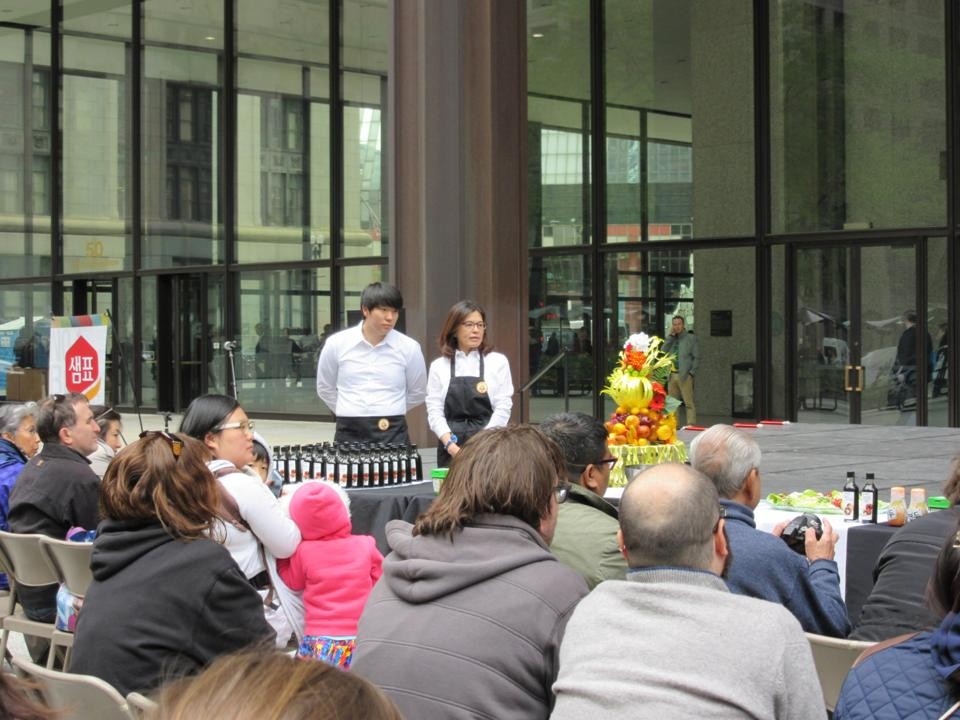 Lễ hội Văn hóa Á châu từ ngày 18 đến 22 tháng 5 năm 2015 tại Chicago. Huynh Trưởng Nghĩa Sinh trao bằng tưởng thưởng cho đại diện cộng đồng Nam Dương.