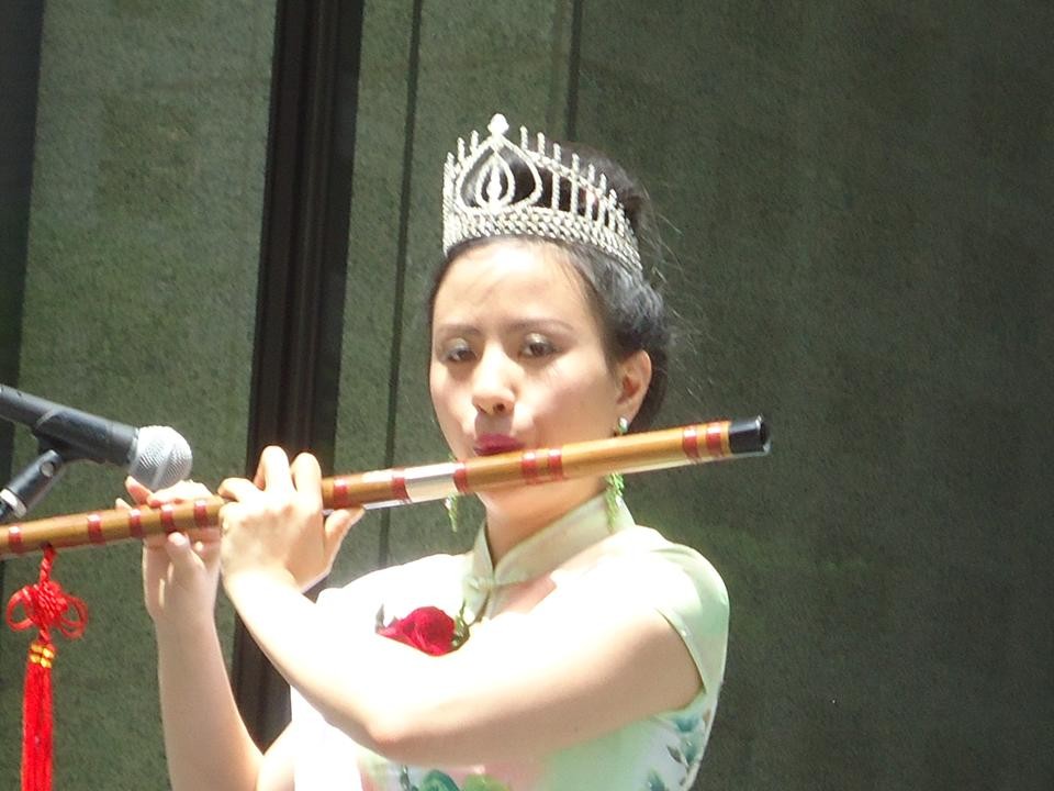 Lễ hội Văn hóa Á châu từ ngày 18 đến 22 tháng 5 năm 2015 tại Chicago. Huynh Trưởng Nghĩa Sinh trao bằng tưởng thưởng cho đại diện cộng đồng Nam Dương.