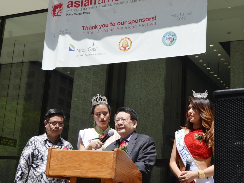 Lễ hội Văn hóa Á châu từ ngày 18 đến 22 tháng 5 năm 2015 tại Chicago. Huynh Trưởng Nghĩa Sinh trao bằng tưởng thưởng cho đại diện cộng đồng Nam Dương.