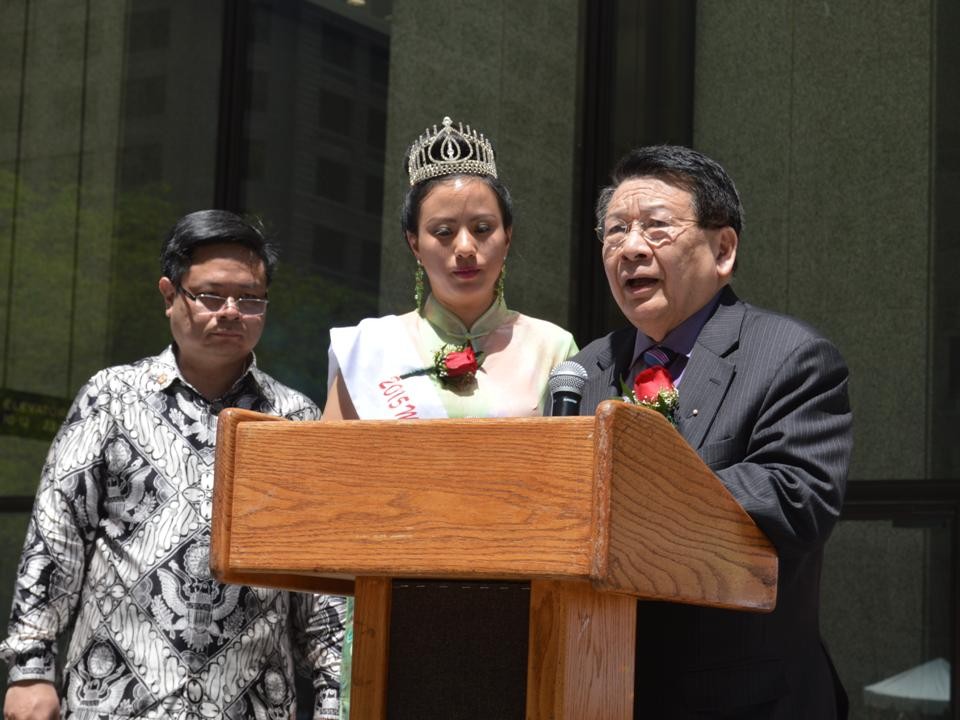 Lễ hội Văn hóa Á châu từ ngày 18 đến 22 tháng 5 năm 2015 tại Chicago. Huynh Trưởng Nghĩa Sinh trao bằng tưởng thưởng cho đại diện cộng đồng Nam Dương.