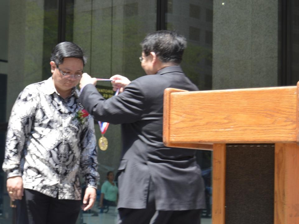 Lễ hội Văn hóa Á châu từ ngày 18 đến 22 tháng 5 năm 2015 tại Chicago. Huynh Trưởng Nghĩa Sinh trao bằng tưởng thưởng cho đại diện cộng đồng Nam Dương.
