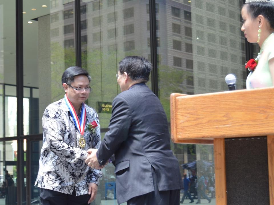 Lễ hội Văn hóa Á châu từ ngày 18 đến 22 tháng 5 năm 2015 tại Chicago. Huynh Trưởng Nghĩa Sinh trao bằng tưởng thưởng cho đại diện cộng đồng Nam Dương.
