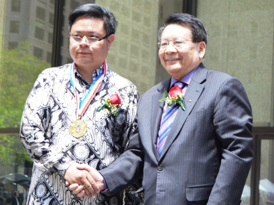 Lễ hội Văn hóa Á châu từ ngày 18 đến 22 tháng 5 năm 2015 tại Chicago. Huynh Trưởng Nghĩa Sinh trao bằng tưởng thưởng cho đại diện cộng đồng Nam Dương.