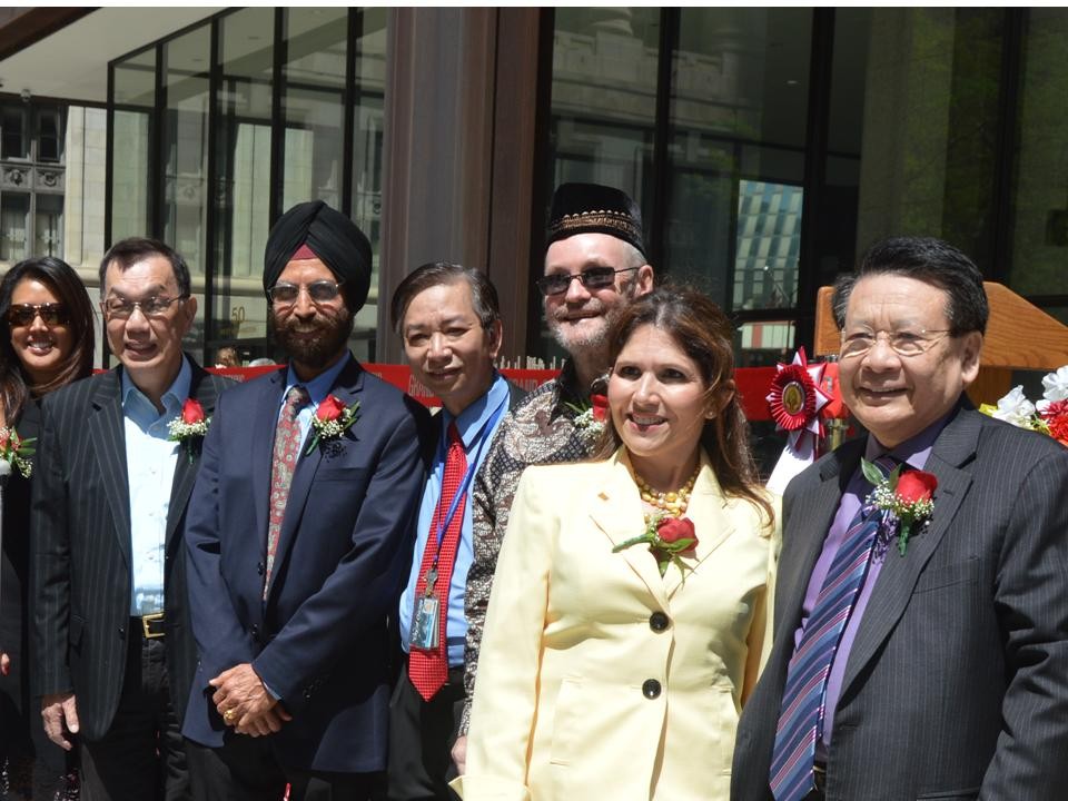 Lễ hội Văn hóa Á châu từ ngày 18 đến 22 tháng 5 năm 2015 tại Chicago. Huynh Trưởng Nghĩa Sinh trao bằng tưởng thưởng cho đại diện cộng đồng Nam Dương.