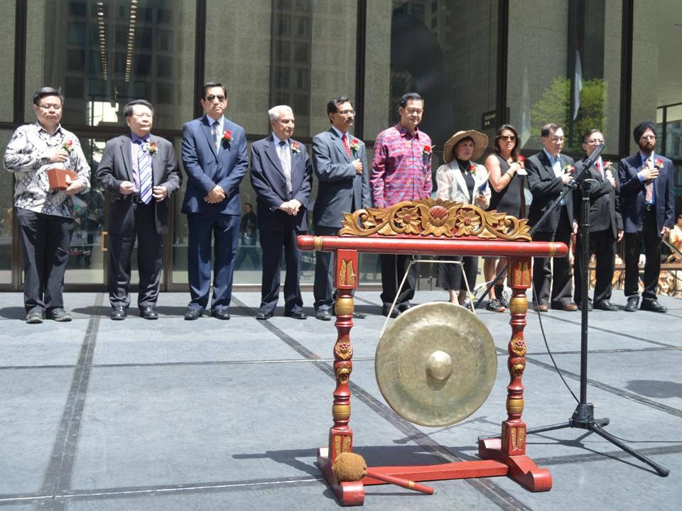 Lễ hội Văn hóa Á châu từ ngày 18 đến 22 tháng 5 năm 2015 tại Chicago. Huynh Trưởng Nghĩa Sinh trao bằng tưởng thưởng cho đại diện cộng đồng Nam Dương.