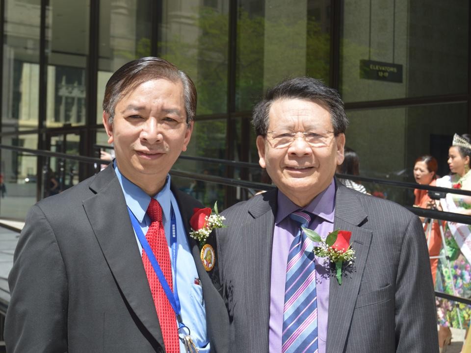 Lễ hội Văn hóa Á châu từ ngày 18 đến 22 tháng 5 năm 2015 tại Chicago. Huynh Trưởng Nghĩa Sinh trao bằng tưởng thưởng cho đại diện cộng đồng Nam Dương.