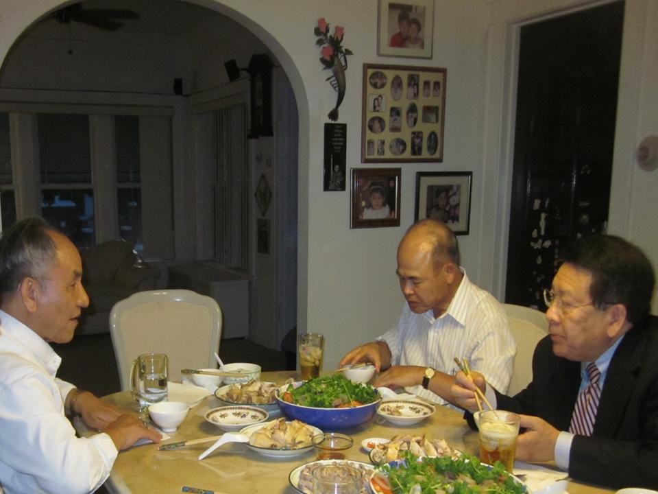 Chào mừng Đức Giám Mục Hoàng Đức Oanh đến thăm Chicago ngày 7, 8 & 9 tháng 6 năm 2012.