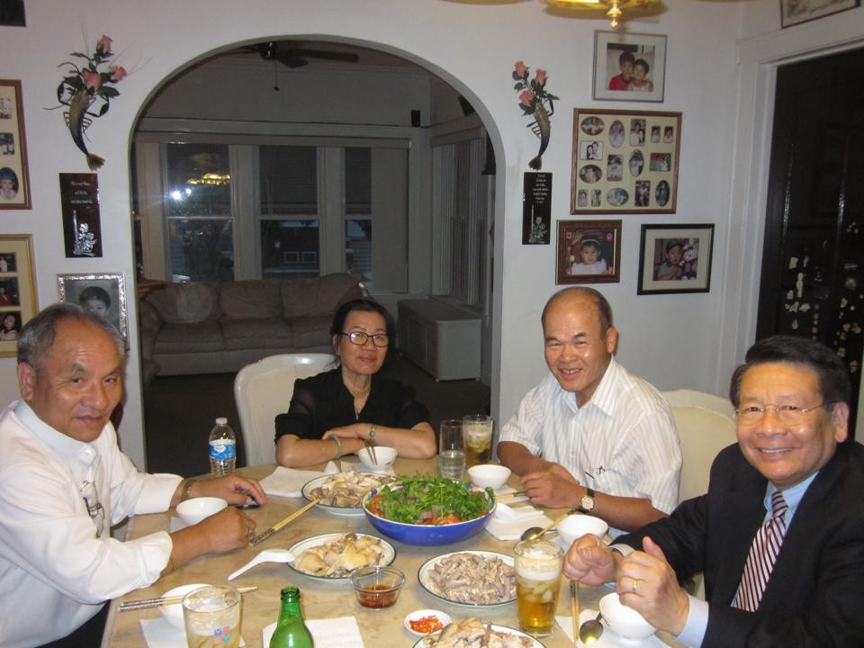 Chào mừng Đức Giám Mục Hoàng Đức Oanh đến thăm Chicago ngày 7, 8 & 9 tháng 6 năm 2012.