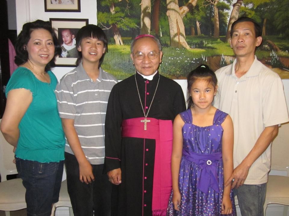 Chào mừng Đức Giám Mục Hoàng Đức Oanh đến thăm Chicago ngày 7, 8 & 9 tháng 6 năm 2012.