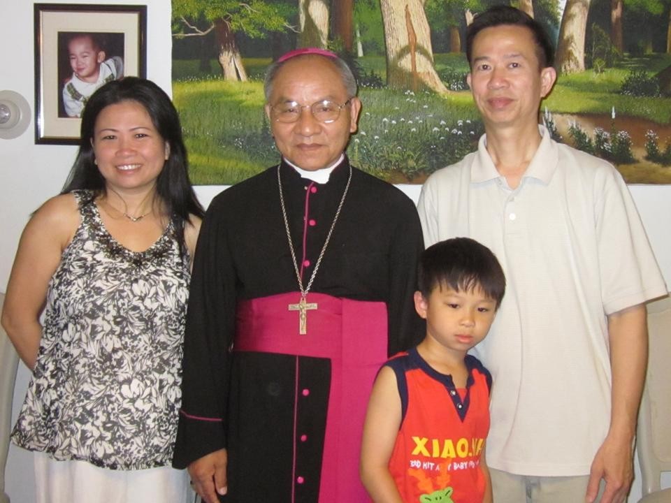 Chào mừng Đức Giám Mục Hoàng Đức Oanh đến thăm Chicago ngày 7, 8 & 9 tháng 6 năm 2012.