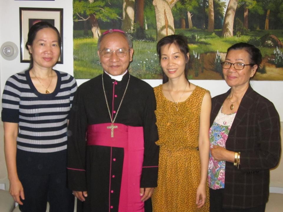 Chào mừng Đức Giám Mục Hoàng Đức Oanh đến thăm Chicago ngày 7, 8 & 9 tháng 6 năm 2012.