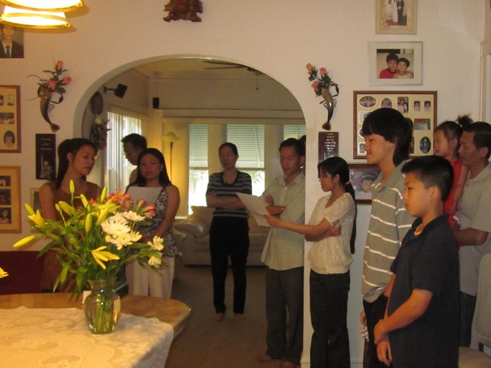 Chào mừng Đức Giám Mục Hoàng Đức Oanh đến thăm Chicago ngày 7, 8 & 9 tháng 6 năm 2012.
