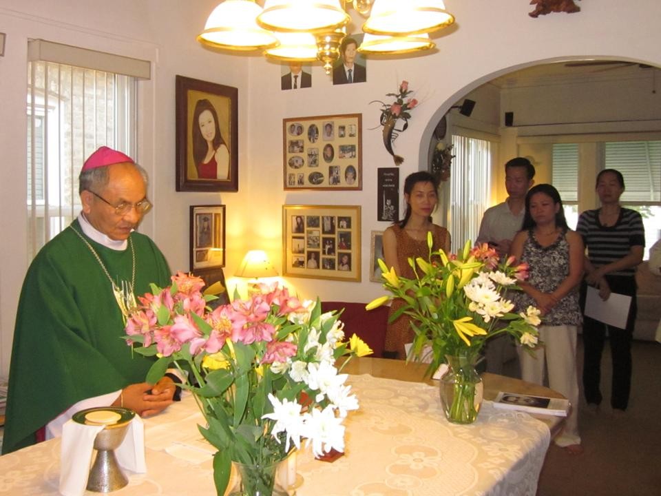 Chào mừng Đức Giám Mục Hoàng Đức Oanh đến thăm Chicago ngày 7, 8 & 9 tháng 6 năm 2012.
