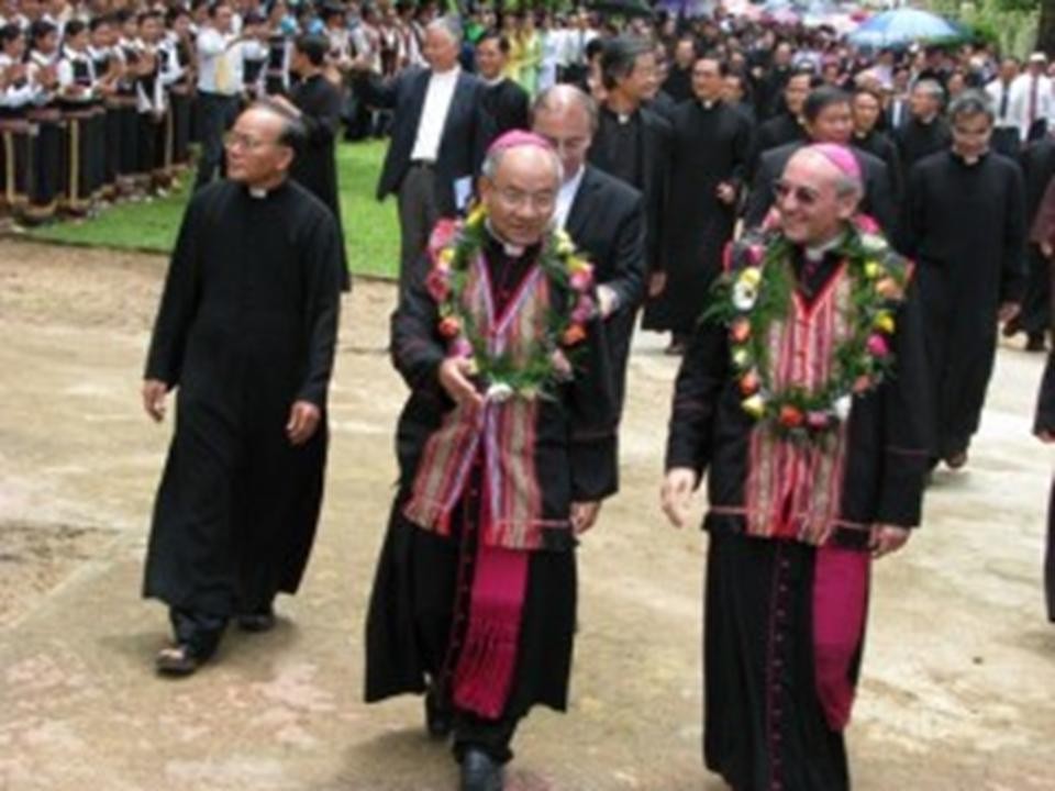 Chào mừng Đức Giám Mục Hoàng Đức Oanh đến thăm Chicago ngày 7, 8 & 9 tháng 6 năm 2012