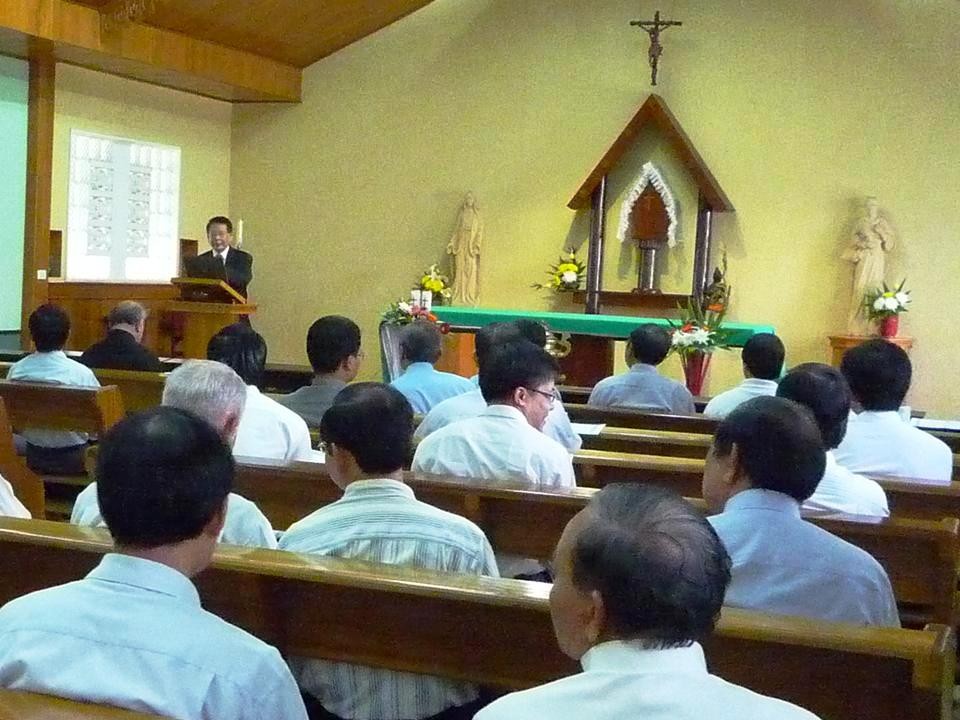 Huynh Trưởng Nghĩa Sinh hướng dẫn khóa thường huấn về phục vụ liên văn hóa cho 56 Linh mục Dòng Đa Minh, Dòng Don Bosco, Dòng Phanxicô, Dòng Vinh Sơn, Dòng Chúa Cứu Thế và các Linh mục triều vùng Tây Nguyên Pleiku và Kontum ngày 24, 25 và 26 tháng 6 năm 2014.
