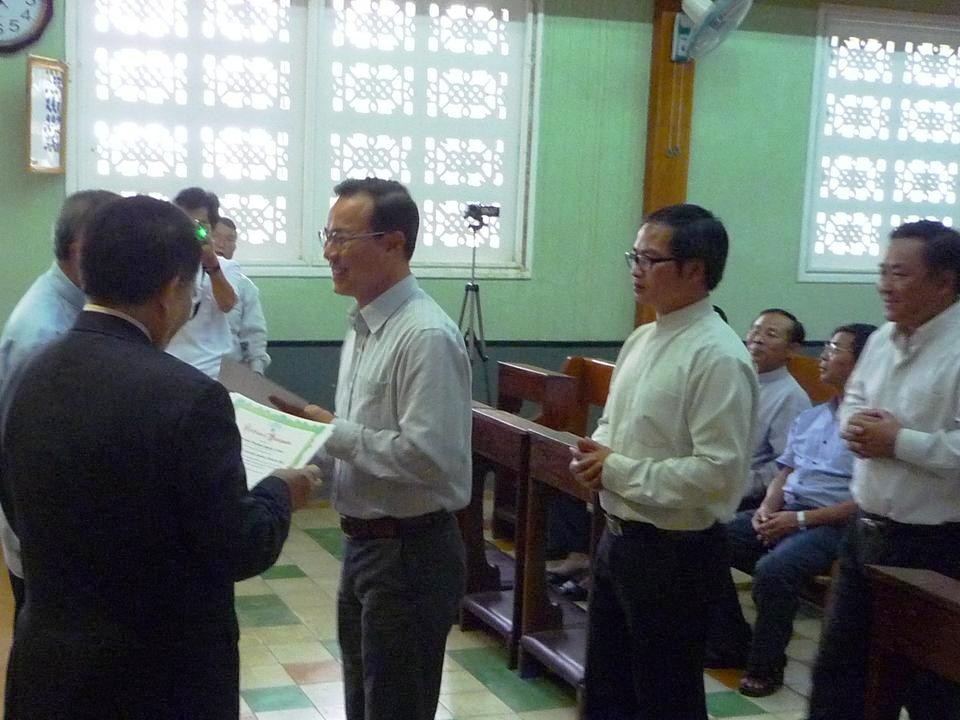 Huynh Trưởng Nghĩa Sinh hướng dẫn khóa thường huấn về phục vụ liên văn hóa cho 56 Linh mục Dòng Đa Minh, Dòng Don Bosco, Dòng Phanxicô, Dòng Vinh Sơn, Dòng Chúa Cứu Thế và các Linh mục triều vùng Tây Nguyên Pleiku và Kontum ngày 24, 25 và 26 tháng 6 năm 2014.