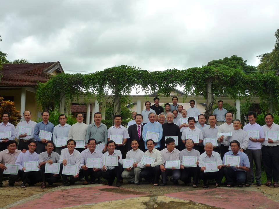 Huynh Trưởng Nghĩa Sinh hướng dẫn khóa thường huấn về phục vụ liên văn hóa cho 56 Linh mục Dòng Đa Minh, Dòng Don Bosco, Dòng Phanxicô, Dòng Vinh Sơn, Dòng Chúa Cứu Thế và các Linh mục triều vùng Tây Nguyên Pleiku và Kontum ngày 24, 25 và 26 tháng 6 năm 2014.