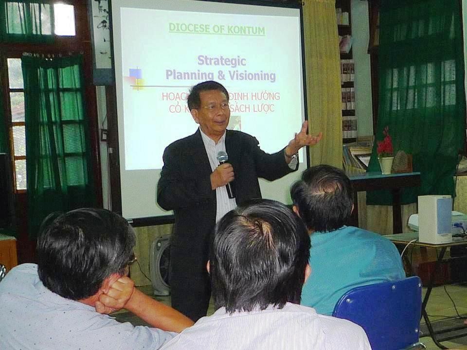 Huynh Trưởng Nghĩa Sinh hướng dẫn khóa thường huấn về phục vụ liên văn hóa cho 56 Linh mục Dòng Đa Minh, Dòng Don Bosco, Dòng Phanxicô, Dòng Vinh Sơn, Dòng Chúa Cứu Thế và các Linh mục triều vùng Tây Nguyên Pleiku và Kontum ngày 24, 25 và 26 tháng 6 năm 2014.