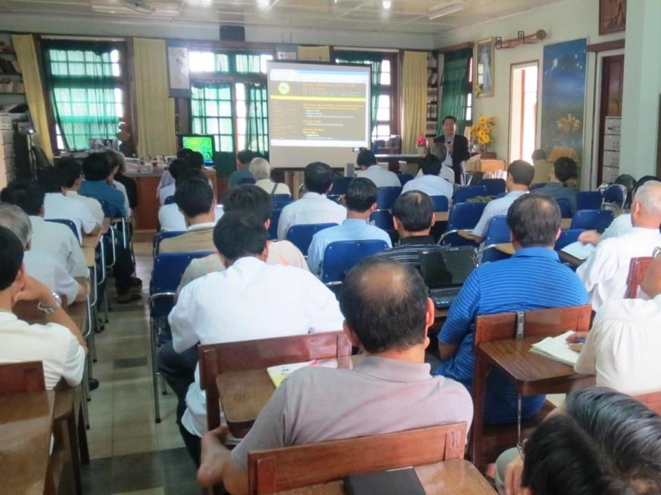 Huynh Trưởng Nghĩa Sinh hướng dẫn khóa thường huấn về phục vụ liên văn hóa cho 56 Linh mục Dòng Đa Minh, Dòng Don Bosco, Dòng Phanxicô, Dòng Vinh Sơn, Dòng Chúa Cứu Thế và các Linh mục triều vùng Tây Nguyên Pleiku và Kontum ngày 24, 25 và 26 tháng 6 năm 2014.