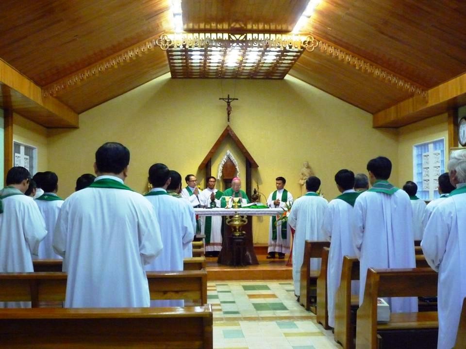 Huynh Trưởng Nghĩa Sinh hướng dẫn khóa thường huấn về phục vụ liên văn hóa cho 56 Linh mục Dòng Đa Minh, Dòng Don Bosco, Dòng Phanxicô, Dòng Vinh Sơn, Dòng Chúa Cứu Thế và các Linh mục triều vùng Tây Nguyên Pleiku và Kontum ngày 24, 25 và 26 tháng 6 năm 2014.