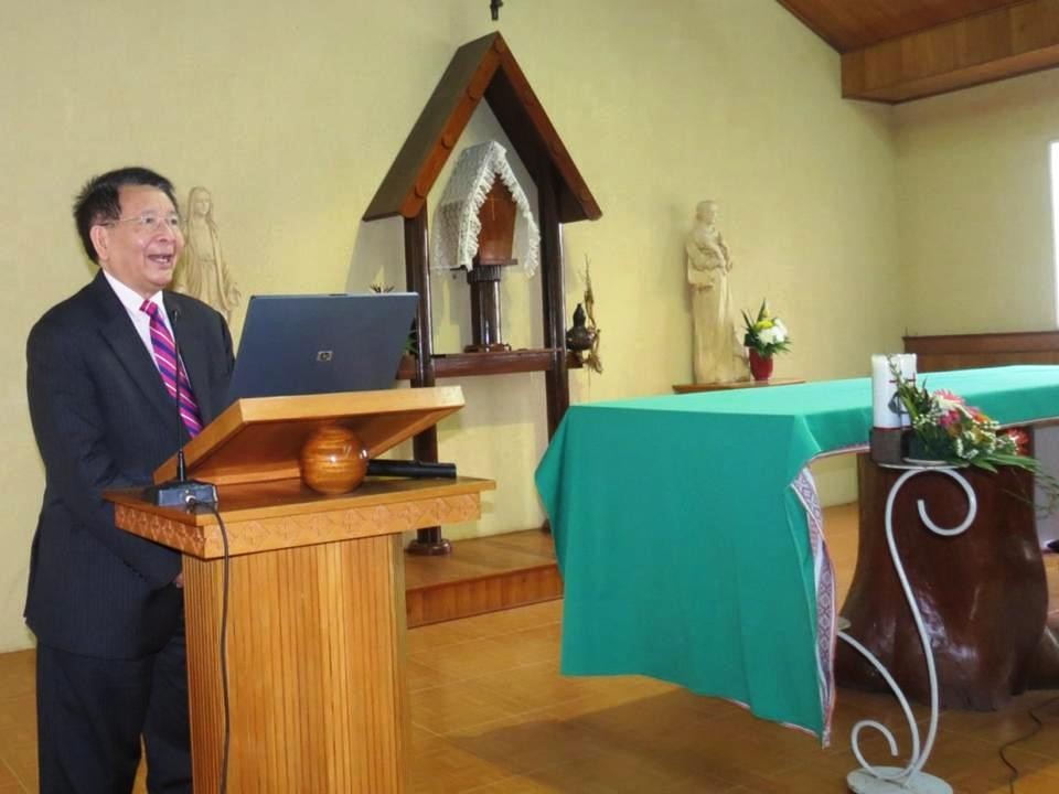 Huynh Trưởng Nghĩa Sinh hướng dẫn khóa thường huấn về phục vụ liên văn hóa cho 56 Linh mục Dòng Đa Minh, Dòng Don Bosco, Dòng Phanxicô, Dòng Vinh Sơn, Dòng Chúa Cứu Thế và các Linh mục triều vùng Tây Nguyên Pleiku và Kontum ngày 24, 25 và 26 tháng 6 năm 2014.