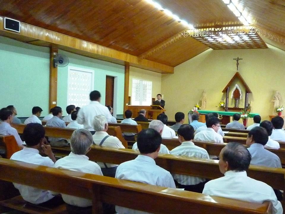 Huynh Trưởng Nghĩa Sinh hướng dẫn khóa thường huấn về phục vụ liên văn hóa cho 56 Linh mục Dòng Đa Minh, Dòng Don Bosco, Dòng Phanxicô, Dòng Vinh Sơn, Dòng Chúa Cứu Thế và các Linh mục triều vùng Tây Nguyên Pleiku và Kontum ngày 24, 25 và 26 tháng 6 năm 2014.