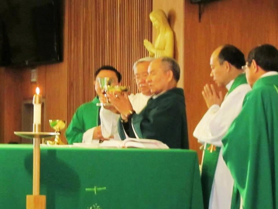 ĐGM Kontum Micae Hoàng Đức Oanh dâng Thánh lễ tại Cộng đoàn Công Giáo Mân Côi Chicago ngày 27/10/2013.