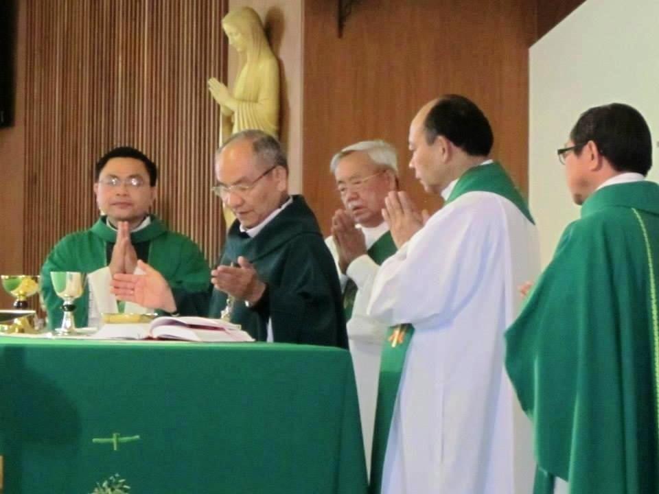 ĐGM Kontum Micae Hoàng Đức Oanh dâng Thánh lễ tại Cộng đoàn Công Giáo Mân Côi Chicago ngày 27/10/2013.