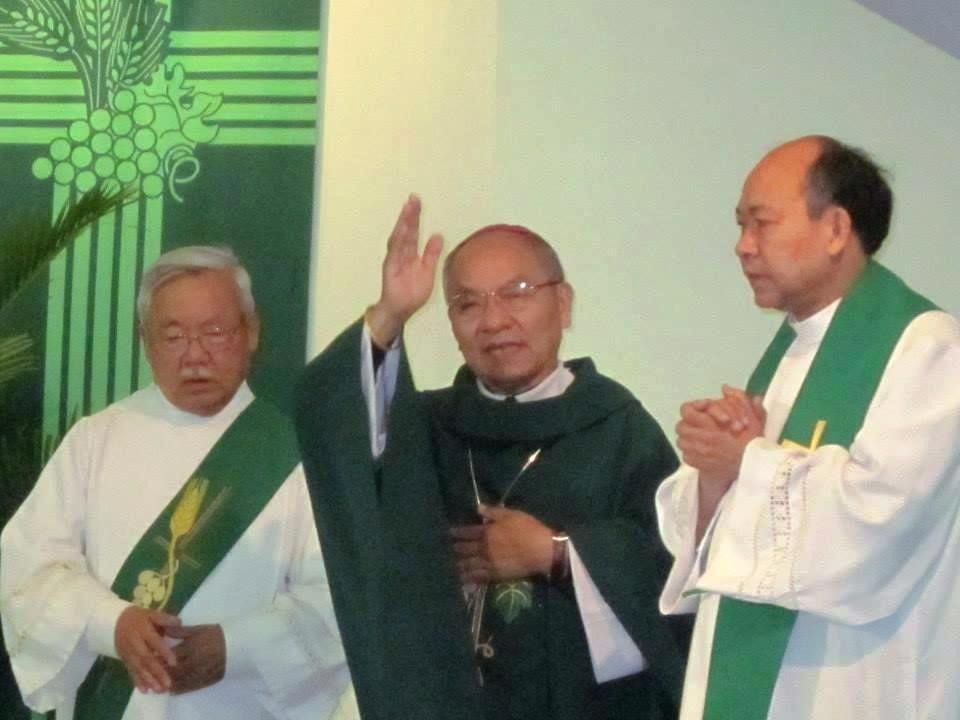 ĐGM Kontum Micae Hoàng Đức Oanh dâng Thánh lễ tại Cộng đoàn Công Giáo Mân Côi Chicago ngày 27/10/2013.