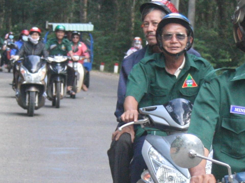 Nghĩa Sinh công tác xã hội tại thôn Xuân Trường, xã Suối Rao, dốc Tà Lon, huyện Châu Đức (Bà Rịa) ngày 8/11/2015