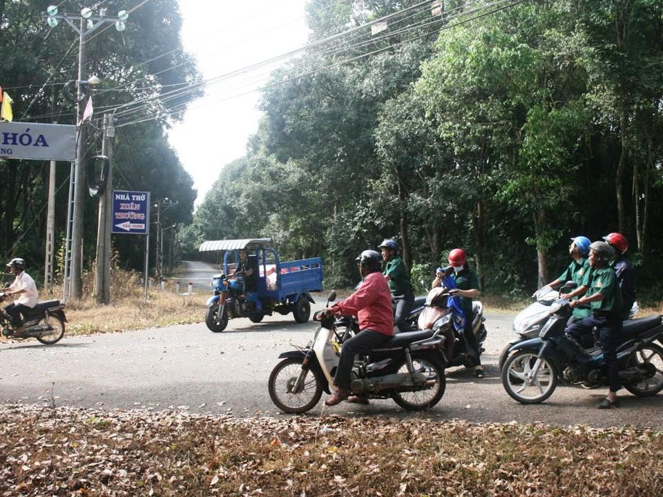 Nghĩa Sinh công tác xã hội tại thôn Xuân Trường, xã Suối Rao, dốc Tà Lon, huyện Châu Đức (Bà Rịa) ngày 8/11/2015