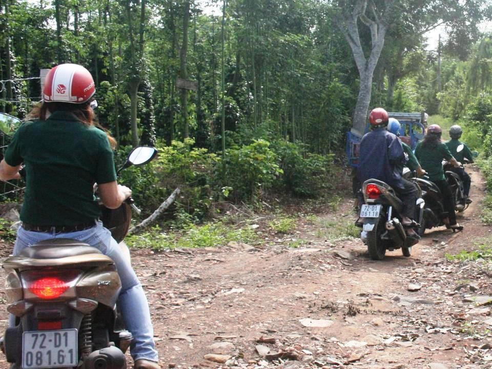 Nghĩa Sinh công tác xã hội tại thôn Xuân Trường, xã Suối Rao, dốc Tà Lon, huyện Châu Đức (Bà Rịa) ngày 8/11/2015